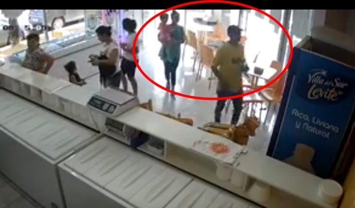 Una pareja totalmente impune roba en una heladería en presencia de su hijita (ver video)