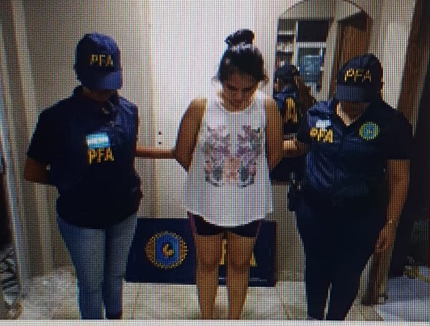 La Policía Federal detuvo a cuatro personas con varios elementos en su poder