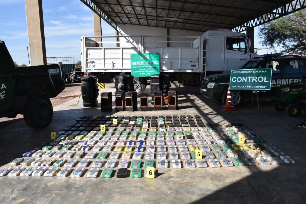 Gendarmes detienen transporte de carga y detectan más de 265 kg de cocaína oculto en los tanques de combustibles de un camión