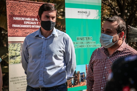El Gobernador Ahuad entrego insumos a productores locales