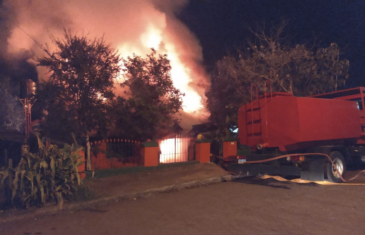 Voraz incendio destruyo una vivienda ubicada en el centro de Eldorado