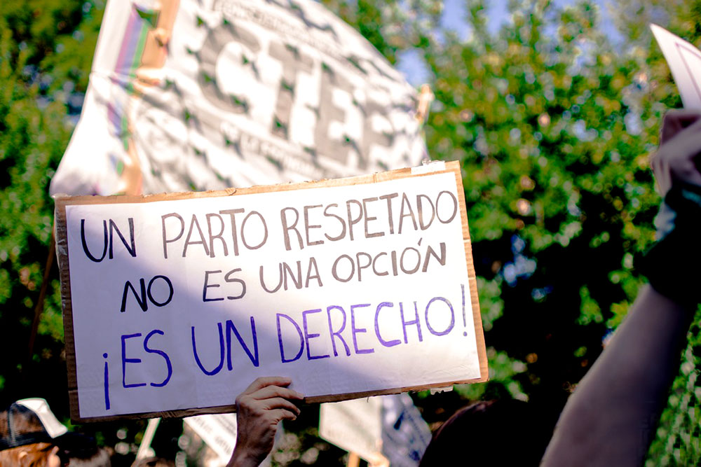 Argentina, víctima de violencia obstétrica, reclama reparación ante la ONU