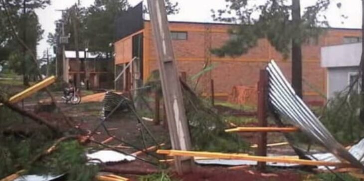 Feroz tormenta de viento y granizo provocó importantes daños materiales y voladuras de techo en Los Helechos