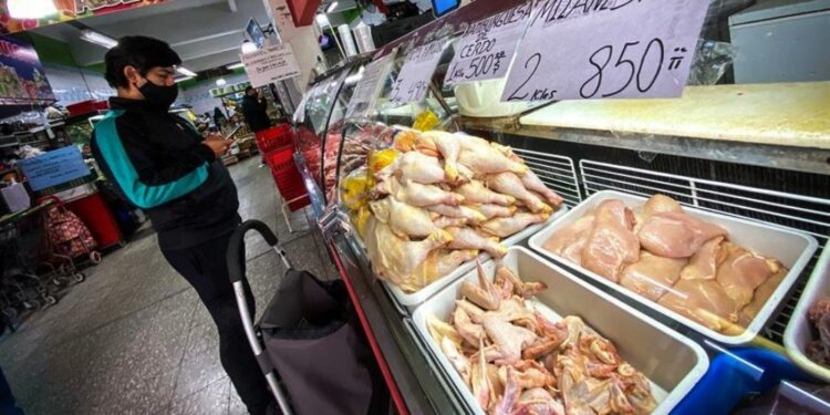 Golpe al bolsillo: la carne vacuna aumentó tres veces más que el pollo en mayo