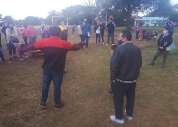Conflicto en el barrio por la desaparición de los mástiles