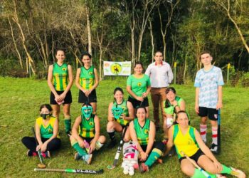 ETCE hizo entrega de material deportivo a Carayá Hockey