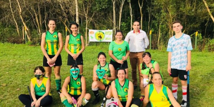 ETCE hizo entrega de material deportivo a Carayá Hockey