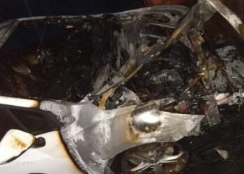 Se incendiaron dos móviles estacionados en sede policial