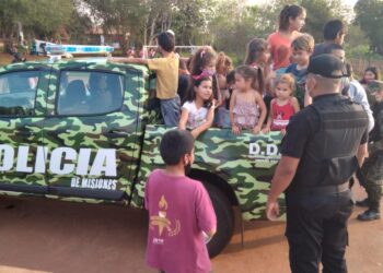 Policía en acción: Niños interactuaron con los efectivos de la policía