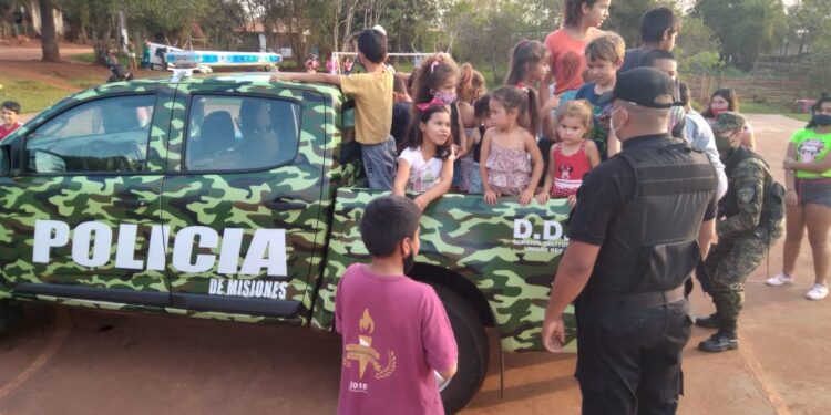 Policía en acción: Niños interactuaron con los efectivos de la policía