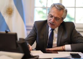 El Presidente firmó el decreto para convertir los planes sociales en empleo genuino