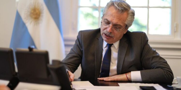 El Presidente firmó el decreto para convertir los planes sociales en empleo genuino