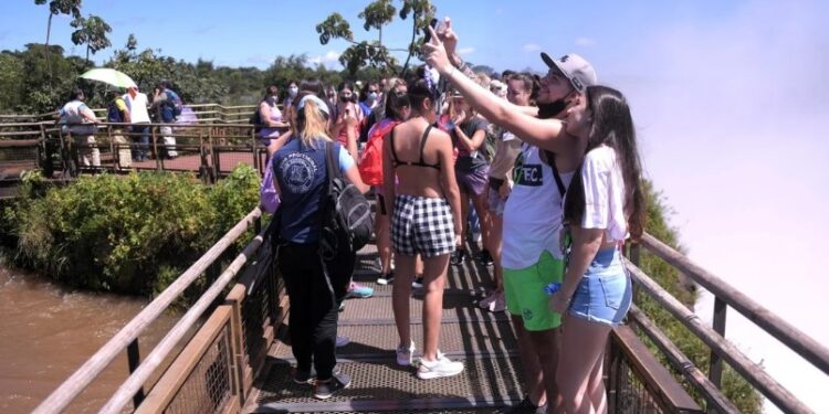 A partir del lunes, podrán ingresar al país todos los turistas extranjeros que estén vacunados
