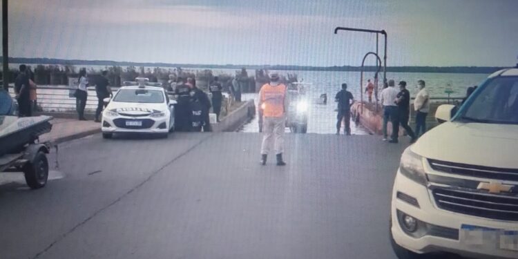 Hallaron el cuerpo de un hombre sin vida dentro de un auto en el río Paraná