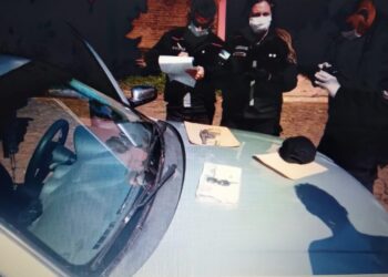 Se quedó dormido en el auto y enojado, sacó un arma frente a los policías que lo despertaron