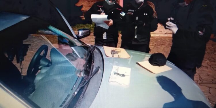Se quedó dormido en el auto y enojado, sacó un arma frente a los policías que lo despertaron