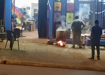 Eldorado: Locro patrio en plena vereda pública, y las normas?