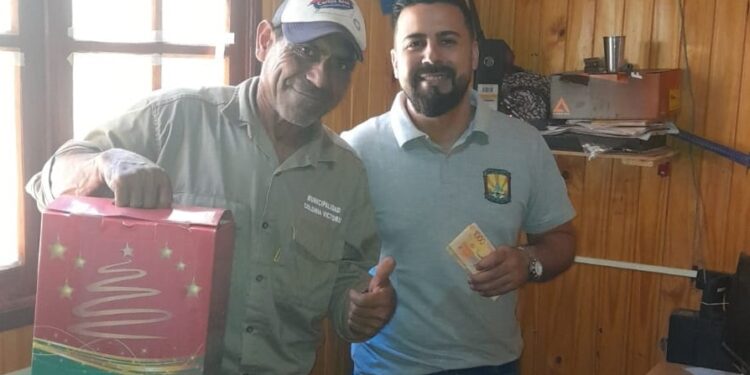 Colonia Victoria: Empleados y autoridades del municipio recibieron el sueldo anual complementario y la caja navideña