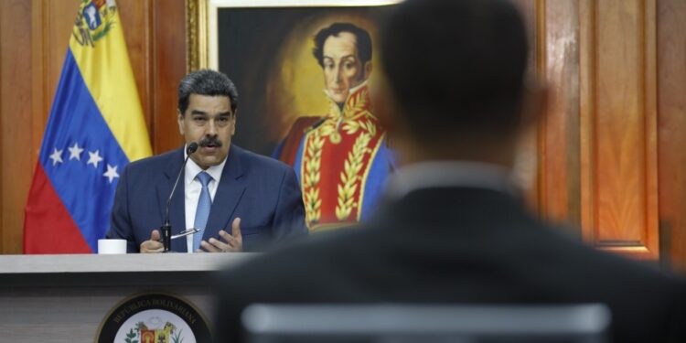 Maduro analiza suspender su viaje a Buenos Aires por miedo a quedar detenido