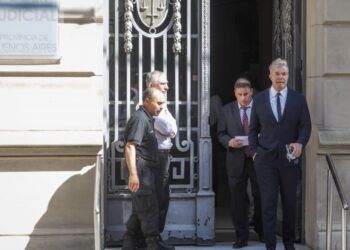Burlando crece en las encuestas y complica a los libertarios