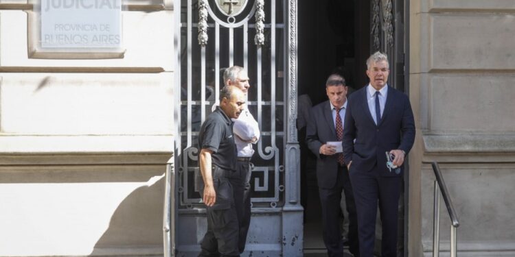 Burlando crece en las encuestas y complica a los libertarios
