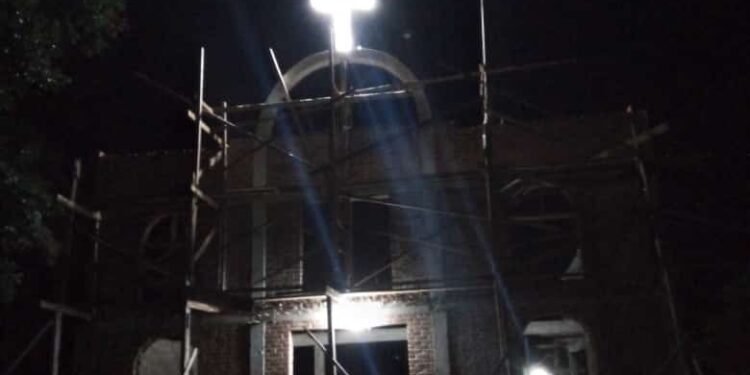 Barrio Itatí: La obra de la capilla continúa avanzando, posee una cruz con iluminación propia
