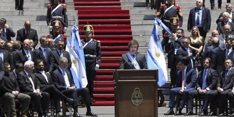 Milei asumió entre gritos de «libertad» y silencio ante la Asamblea Legislativa
