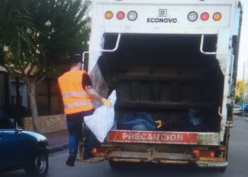 Un intendente salió a recolectar la basura para ver cómo mejorar el servicio