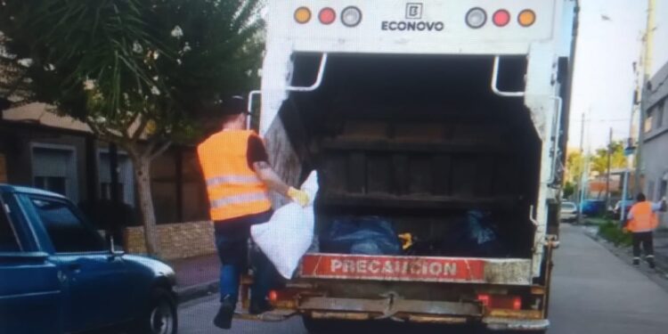 Un intendente salió a recolectar la basura para ver cómo mejorar el servicio