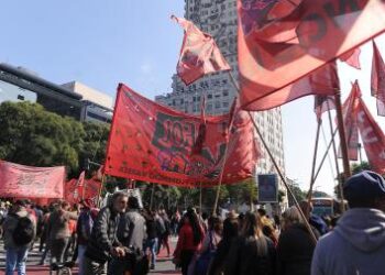 Más de 120.000 beneficiarios de planes sociales viajaron al exterior entre 2020 y 2023, según una denuncia del Gobierno ante la Justicia