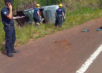 Confusión tras un despiste en Cerro Azul: rescataron a un herido y quedó un muerto entre las malezas