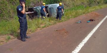 Confusión tras un despiste en Cerro Azul: rescataron a un herido y quedó un muerto entre las malezas