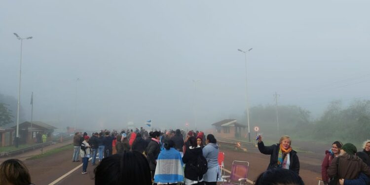 Peaje de Victoria: Más de 400 docentes cortando la ruta 12