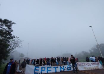 Peaje de Victoria: Más de 400 docentes cortando la ruta 12