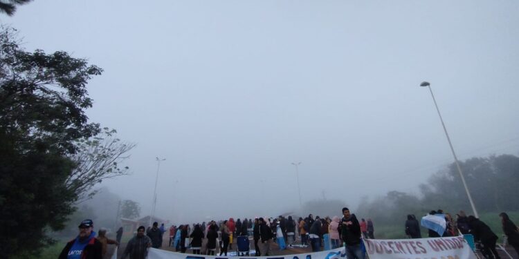 Peaje de Victoria: Más de 400 docentes cortando la ruta 12