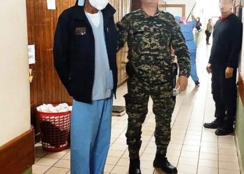 Imitando a «Los Simuladores» intentó escapar de un hospital disfrazado de enfermero