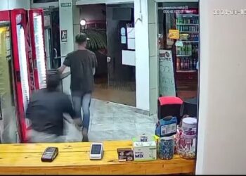 Una mujer valiente ahuyento a un ladrón de su local