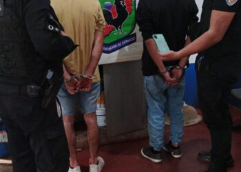 Dúo a punta de cuchillo robaron un teléfono y fueron detenidos