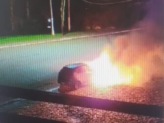 Incendio y abandono de vehículo robado con cargamento de neumáticos en Av. San Martín