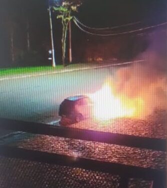 Incendio y abandono de vehículo robado con cargamento de neumáticos en Av. San Martín