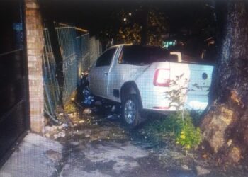 Hace instante: Un Volkswagen Saveiro Pickup Impacta Contra un Portón de Hierro