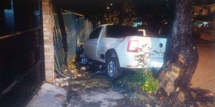 Hace instante: Un Volkswagen Saveiro Pickup Impacta Contra un Portón de Hierro