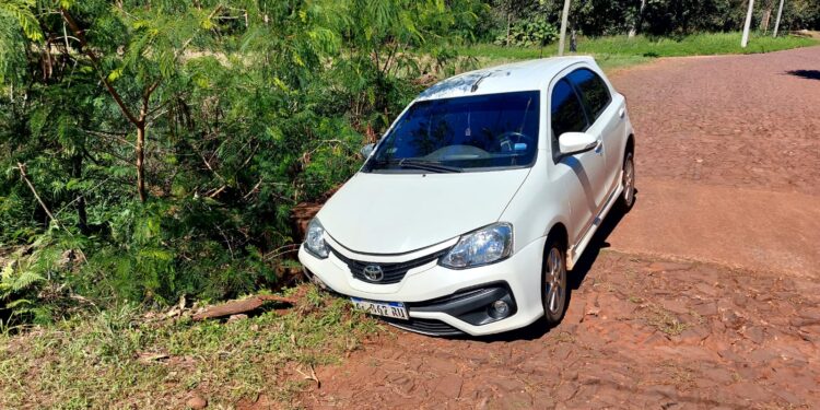 Mal estado de la calle: Un automóvil cayo en un pozo