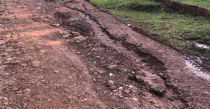 Vecinos del Barrio El Mirador exigen arreglo urgente de calle deteriorada