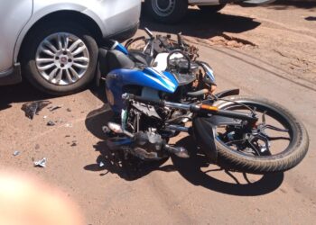 Hace Instante: Violento accidente entre motocicleta y vehículo en la calle Paraguay