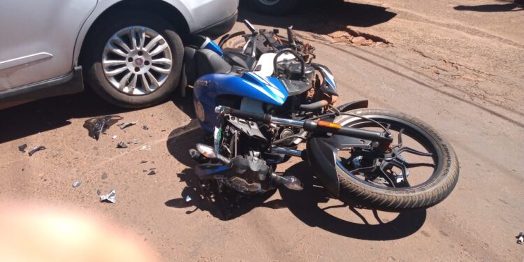Hace Instante: Violento accidente entre motocicleta y vehículo en la calle Paraguay