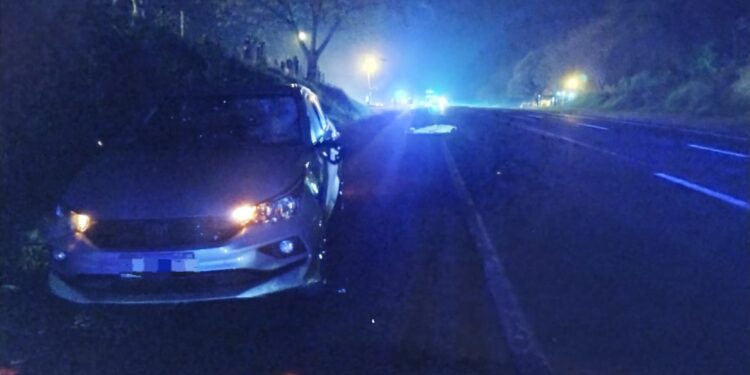 Un hombre falleció tras ser embestido por un auto