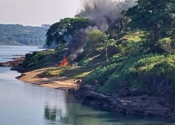 Hace Instante: Vehículo incendiado en el Puerto