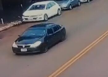 Delincuentes asaltan local comercial «Oro Verde» y huyen en Renault oscuro: Operativo cerrojo en marcha