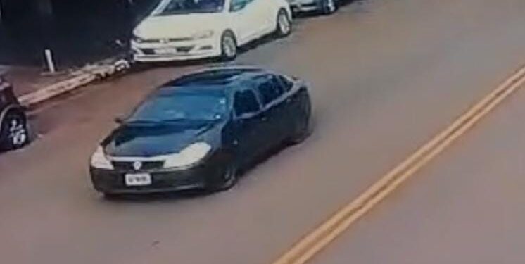 Delincuentes asaltan local comercial «Oro Verde» y huyen en Renault oscuro: Operativo cerrojo en marcha